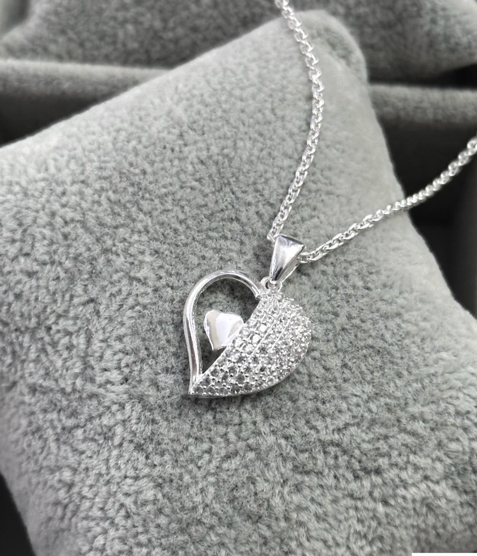 Collier pendentif coeur en argent serti de zircons sur la moitié